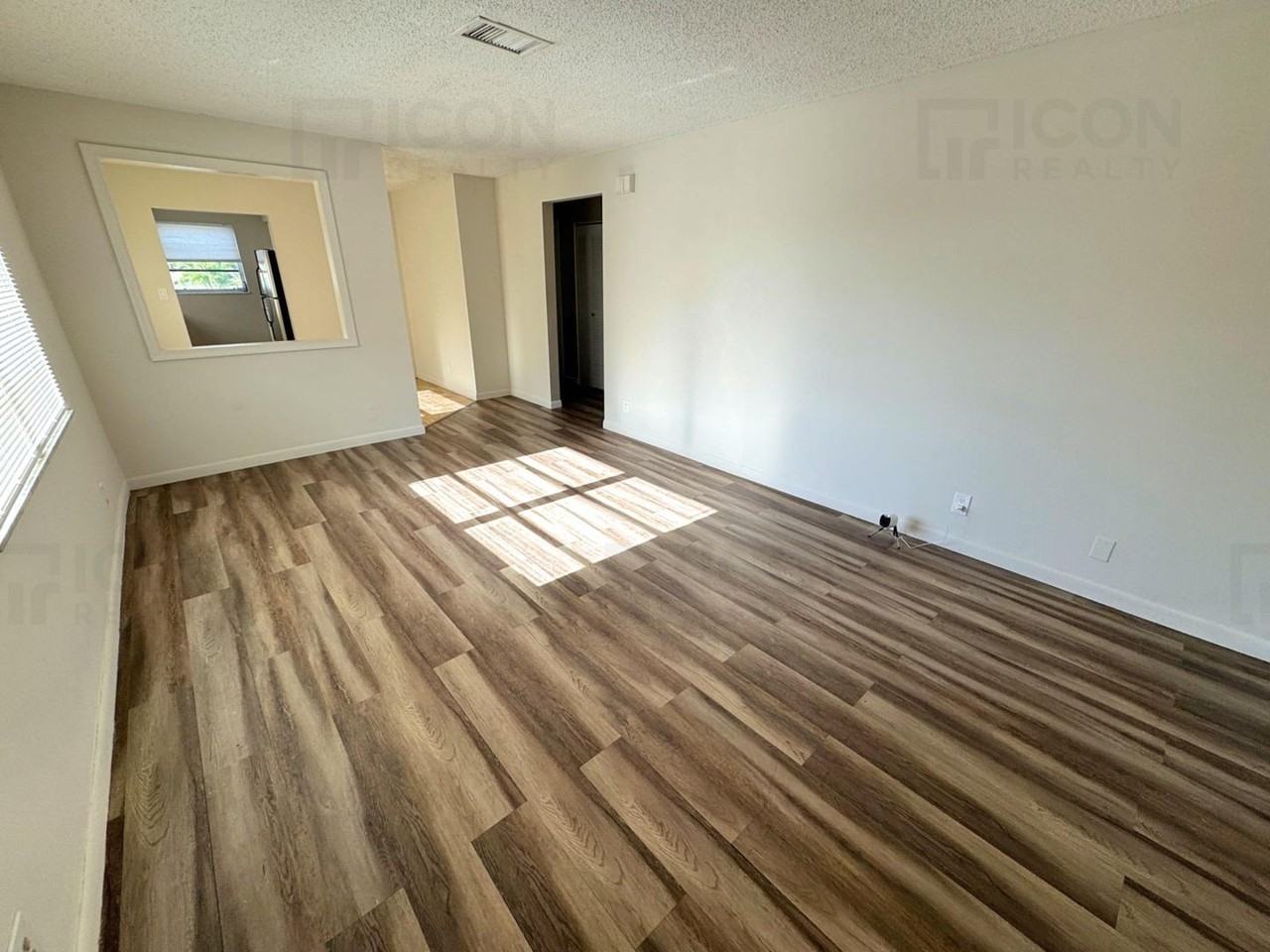 215 Nw 25th St #6 - Photo 3 of 10