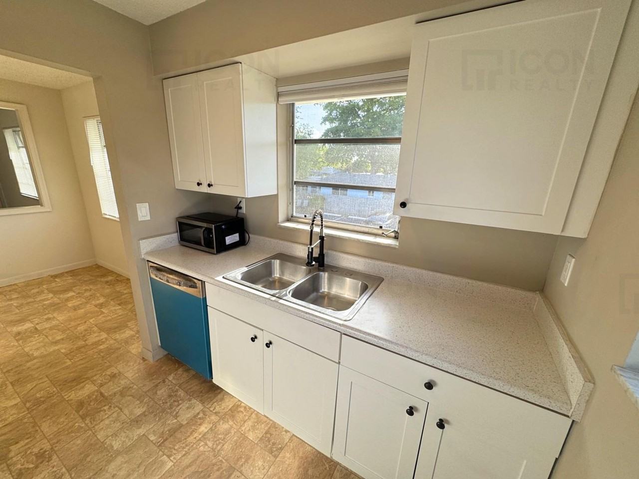 215 Nw 25th St #6 - Photo 6 of 10