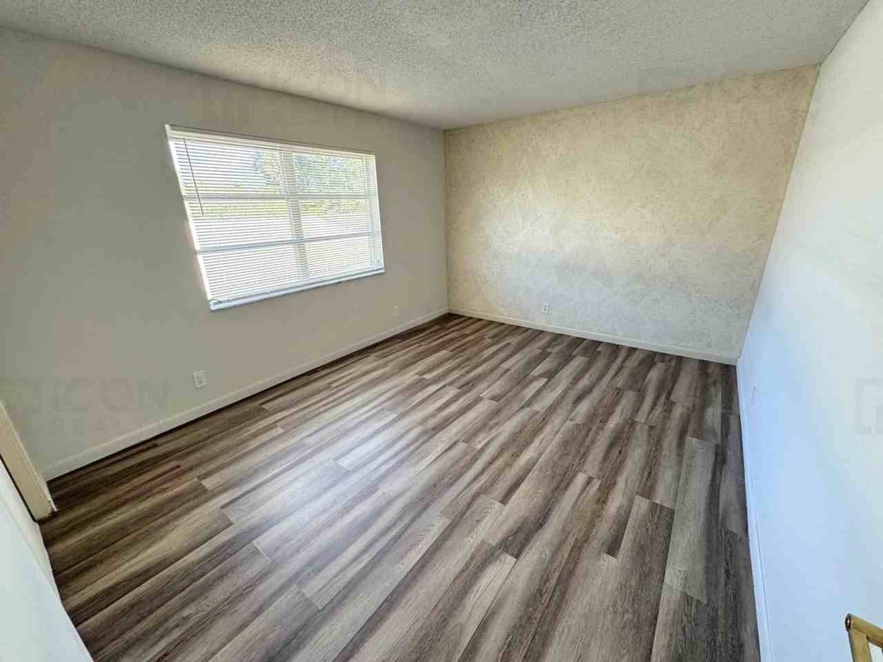 215 Nw 25th St #6 - Photo 7 of 10
