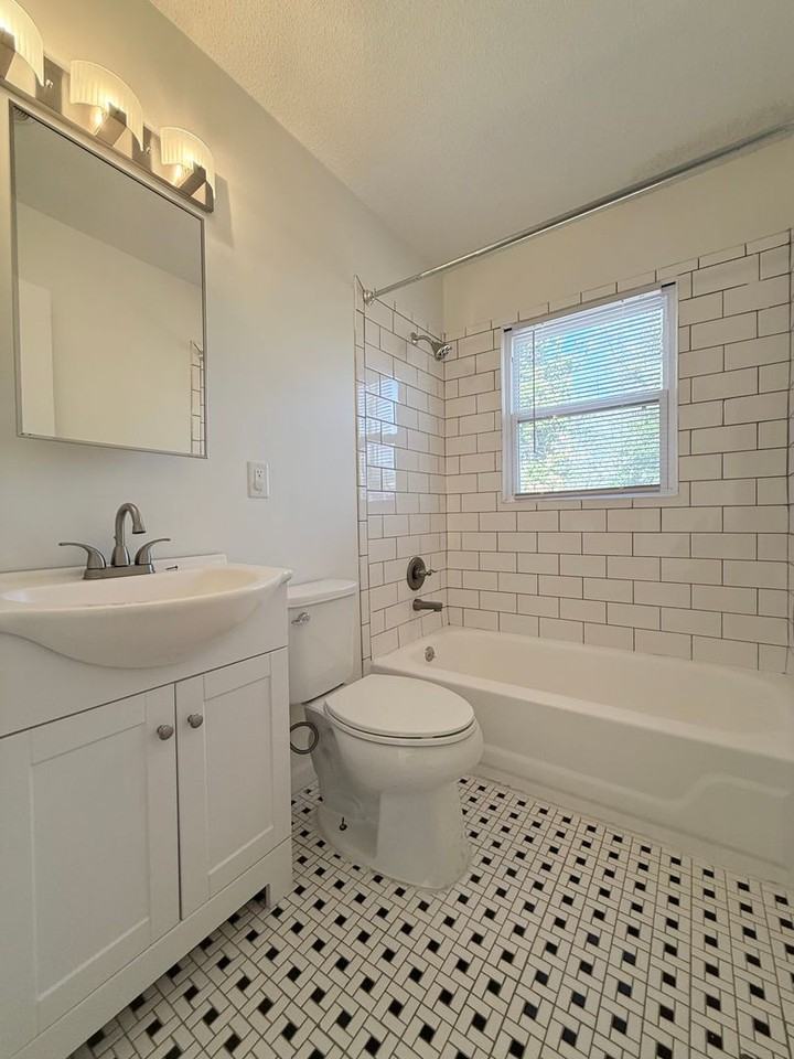 3821 Lupton Circle - Photo 4 of 29
