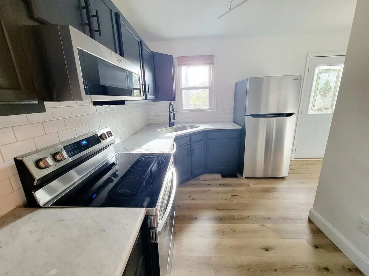 1732 Netherfield Ln - Photo 3 of 38