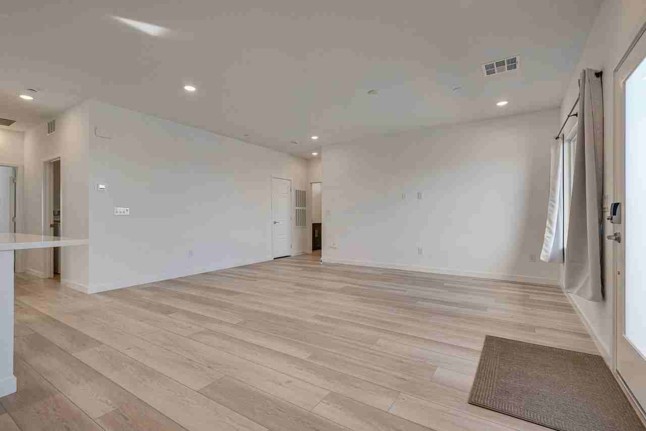 900 Elmwood Forest Ln - Photo 4 of 31