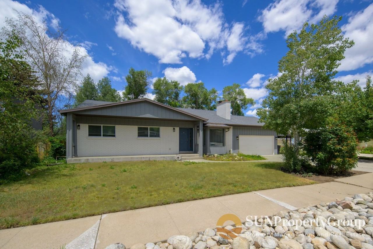 2129 E Creek Way - Photo 2 of 33