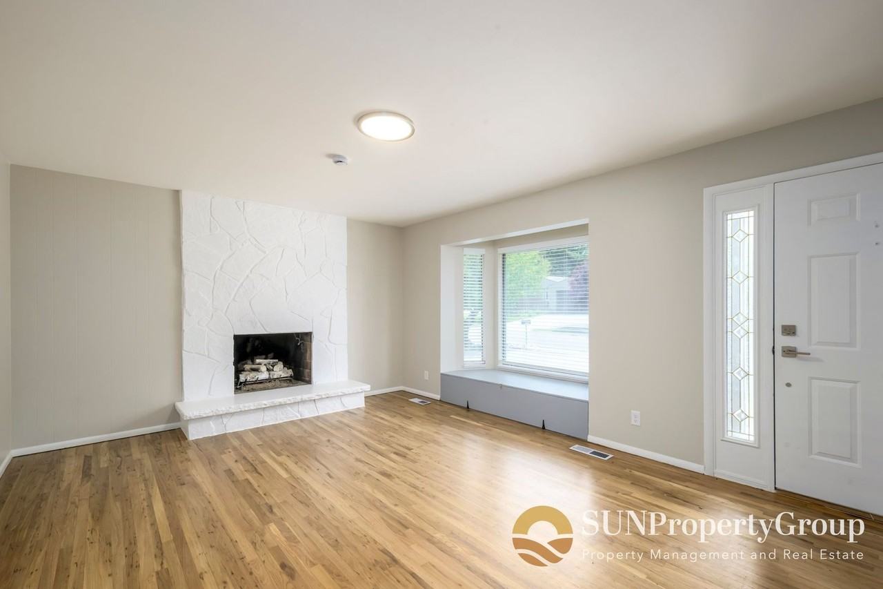 2129 E Creek Way - Photo 4 of 33