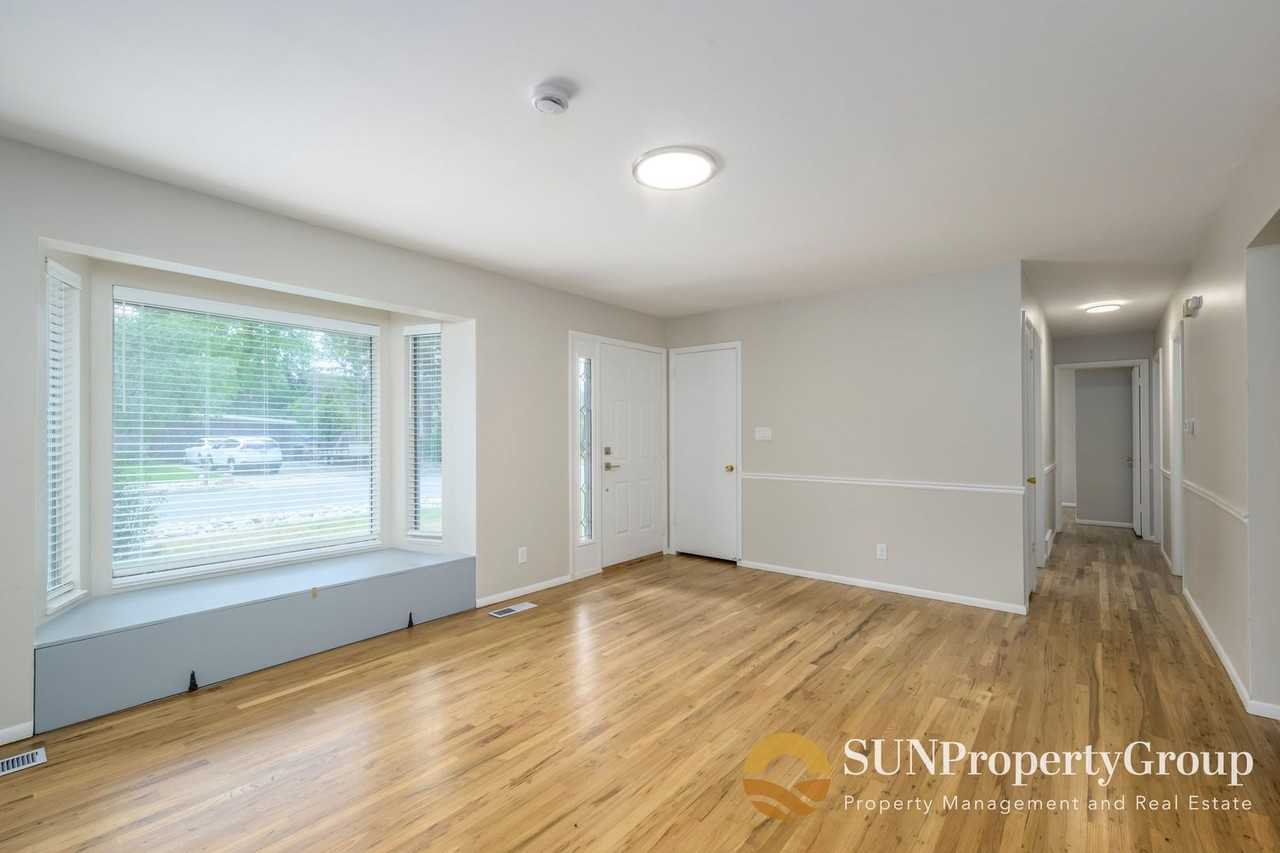 2129 E Creek Way - Photo 5 of 33