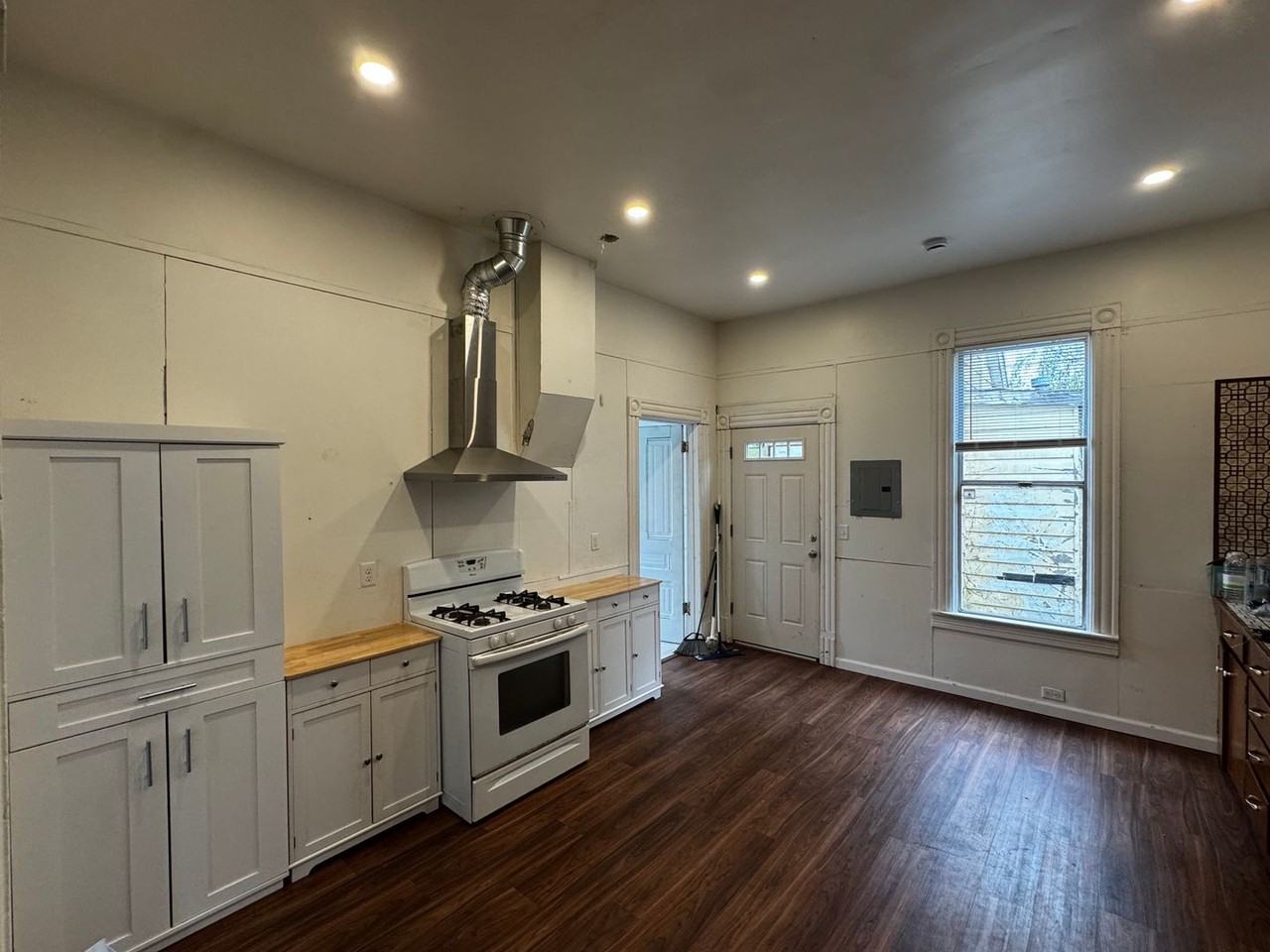 910 8th ST - Photo 2 of 19
