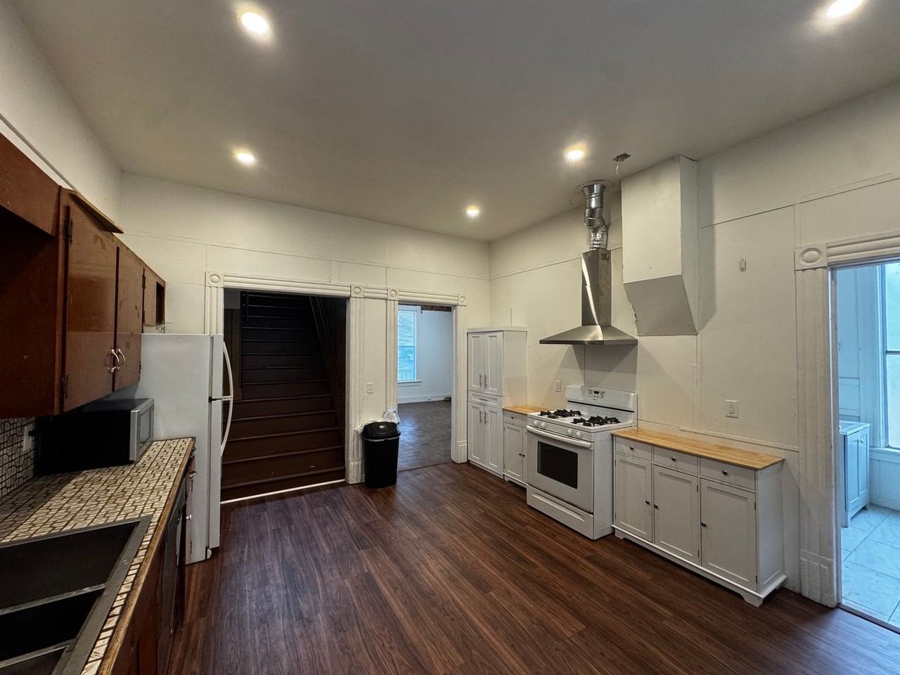 910 8th ST - Photo 3 of 19