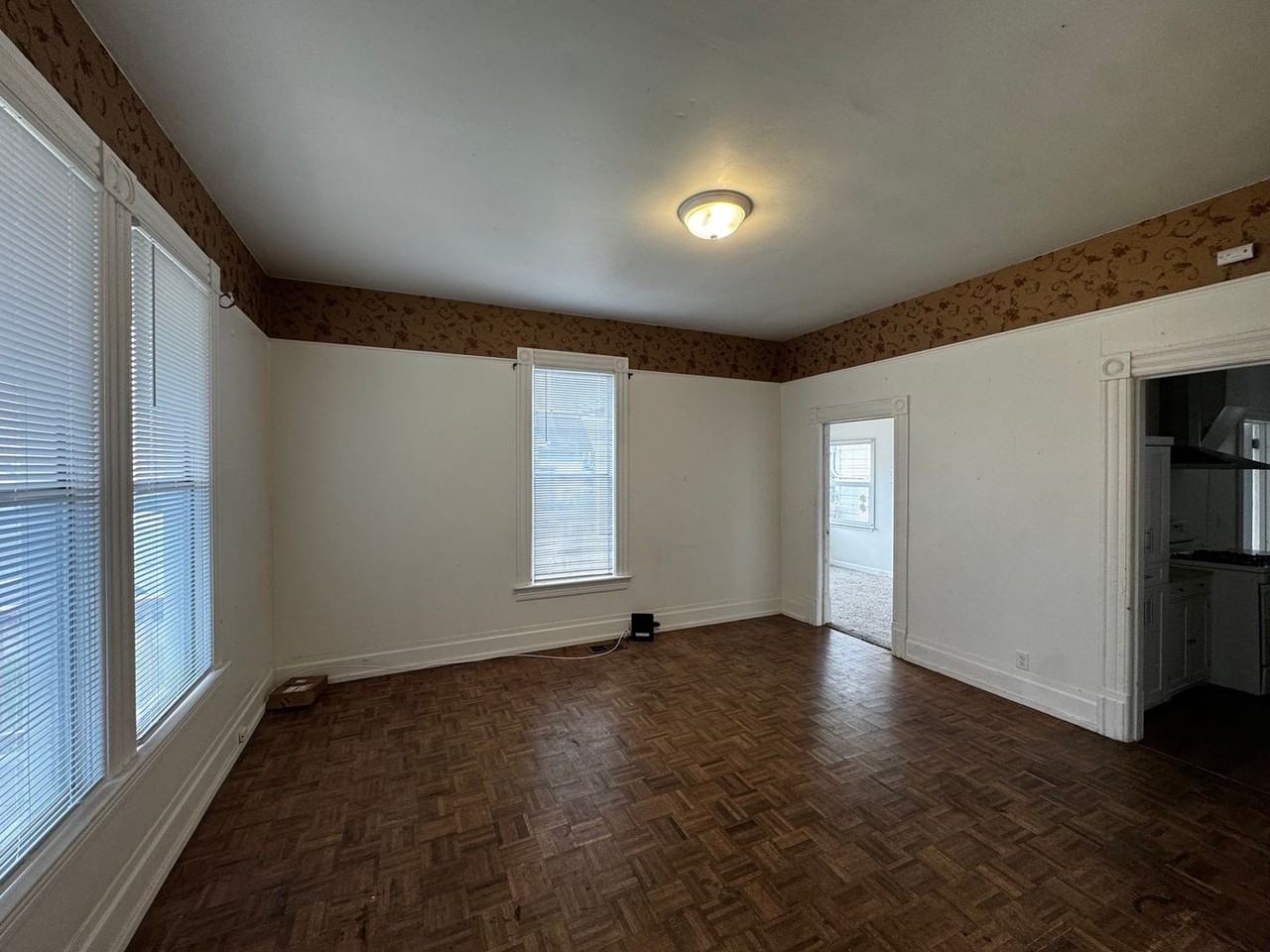 910 8th ST - Photo 5 of 19