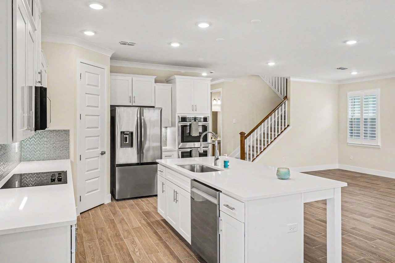 726 Clearwater Ave - Photo 3 of 26