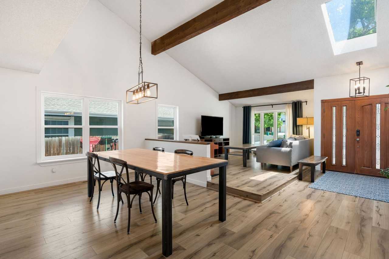 10217 Julian St - Photo 4 of 46
