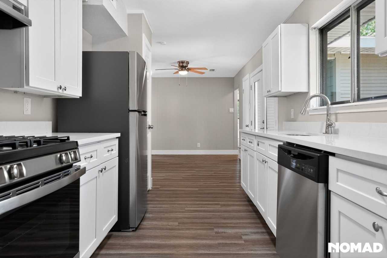 1623 Harness Ln - Photo 3 of 34