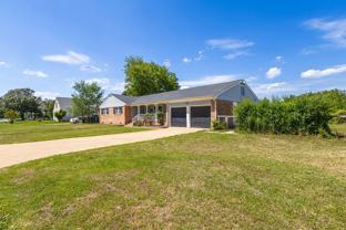 414 Shoreline Dr - Photo 1 of 1