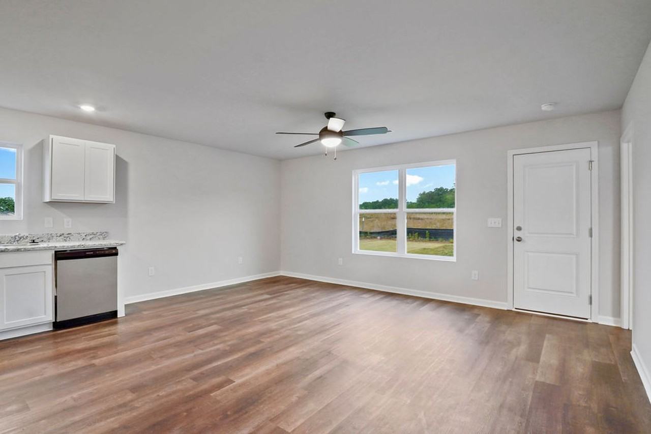 821 Ashford Dr - Photo 3 of 16