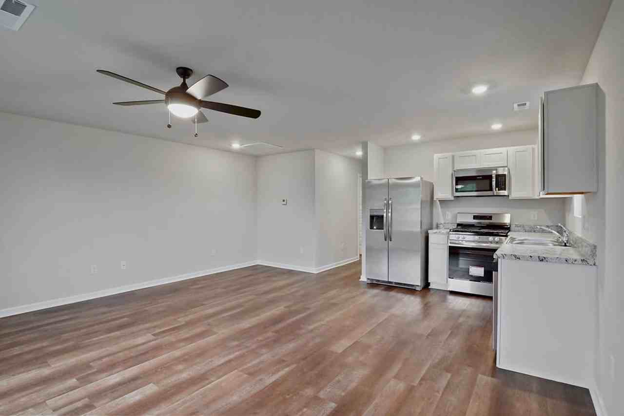 821 Ashford Dr - Photo 4 of 16