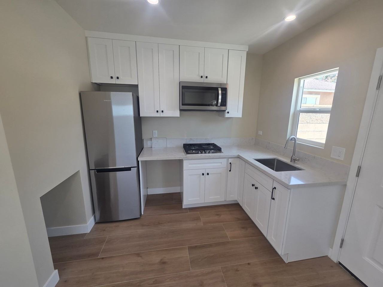 257 E Edna Pl - Photo 3 of 6