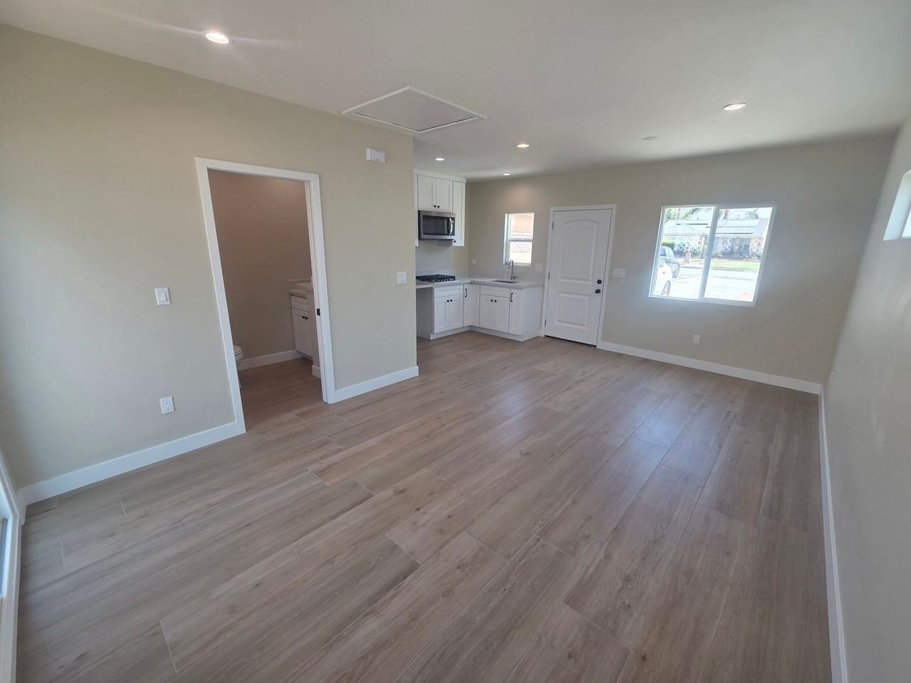 257 E Edna Pl - Photo 4 of 6