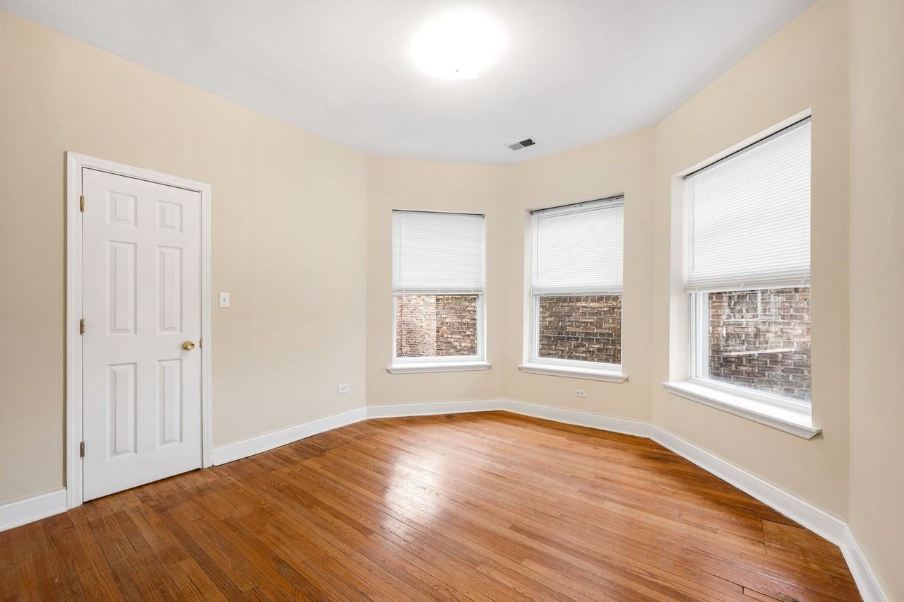 4934 S King Dr #2 - Photo 5 of 16