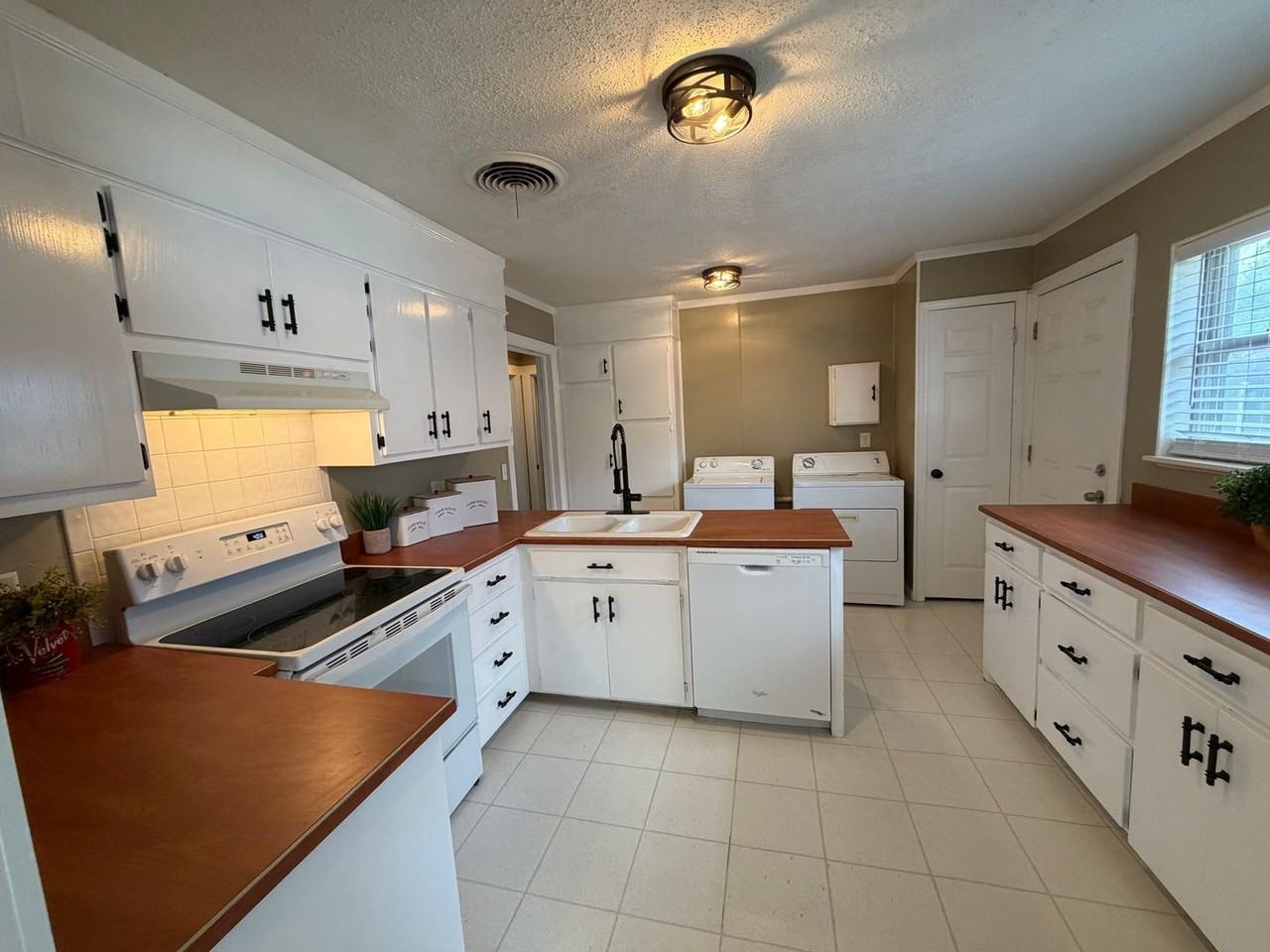 3715 Fountain Ter - Photo 2 of 11