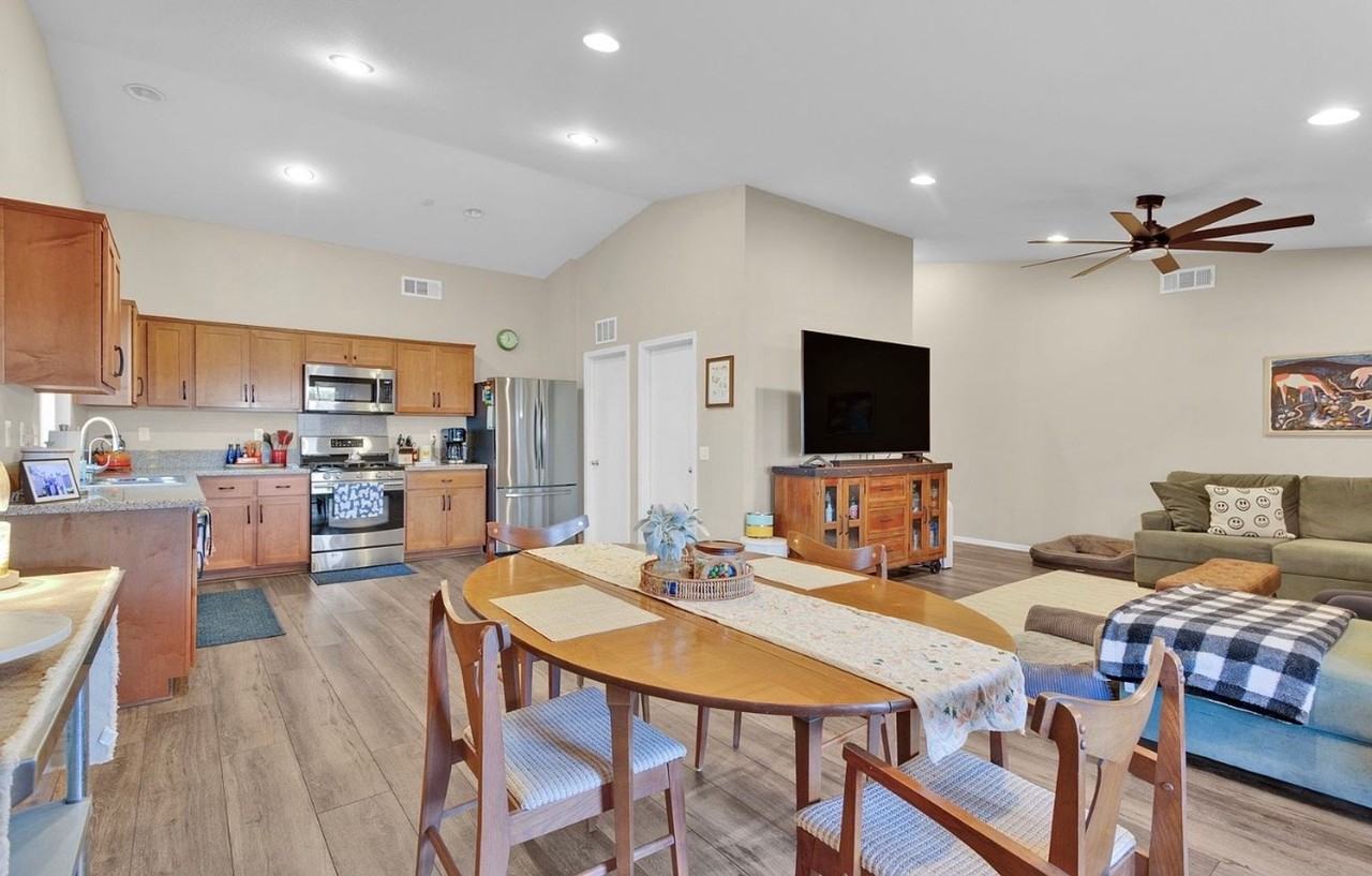 2212 Falcon Dr - Photo 3 of 16