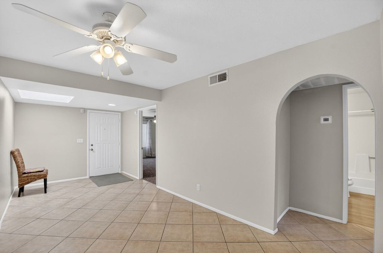 517 W Duke Dr - Photo 3 of 42