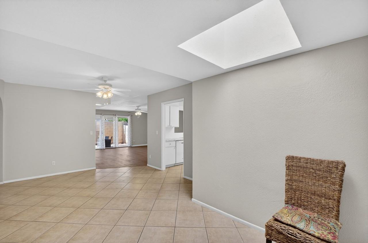 517 W Duke Dr - Photo 4 of 42