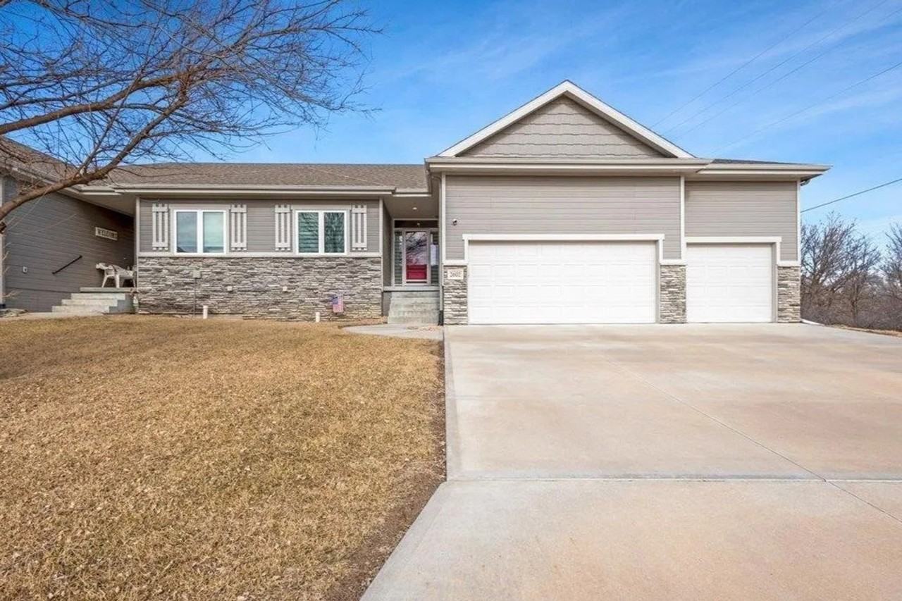 2602 Fountain Cir - Photo 2 of 40
