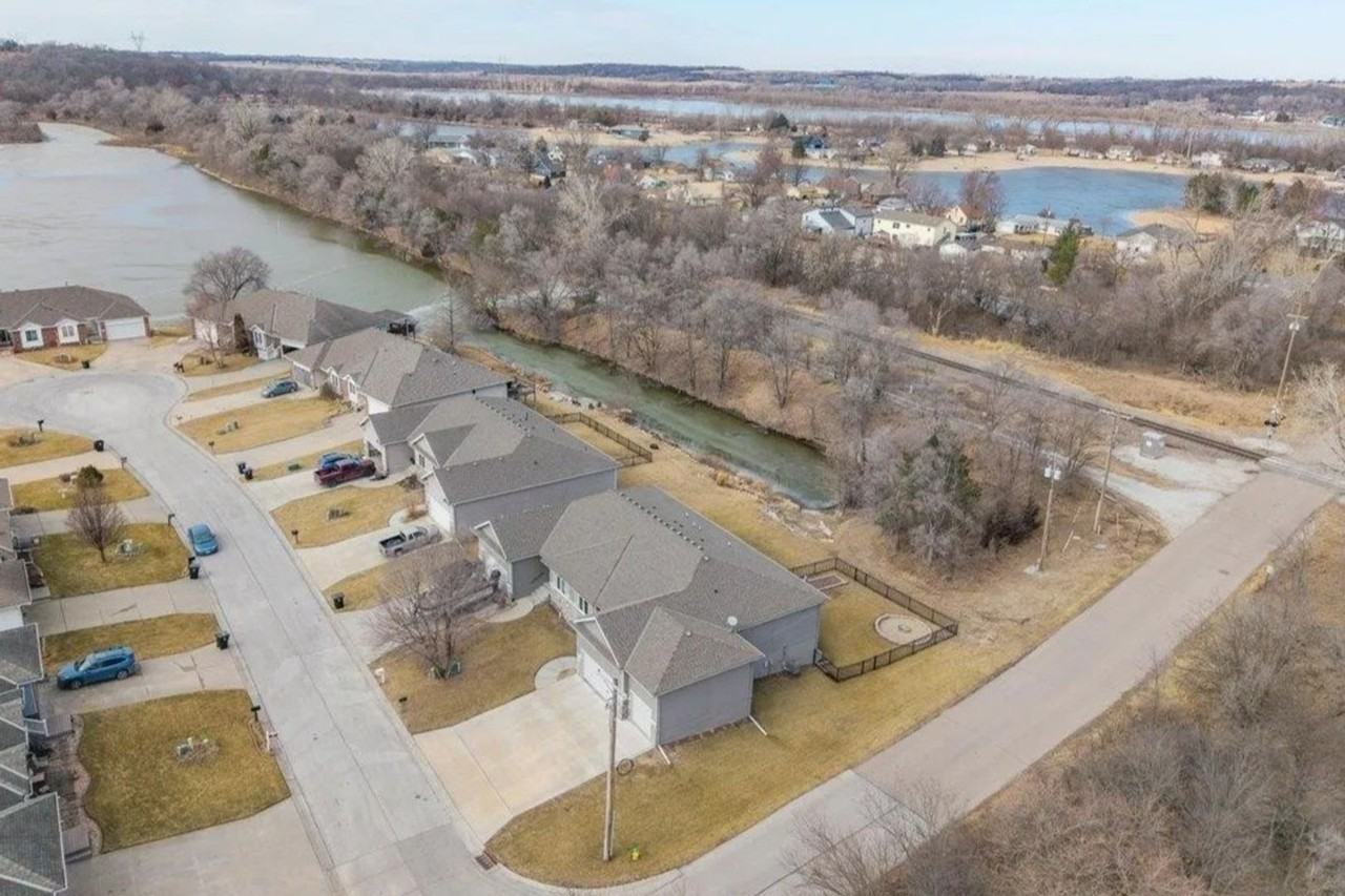 2602 Fountain Cir - Photo 4 of 40