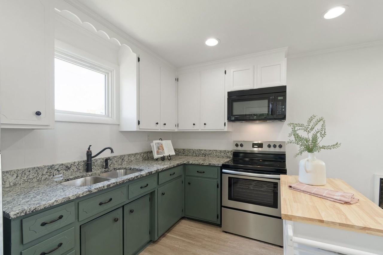 605 Annex Ave - Photo 4 of 35