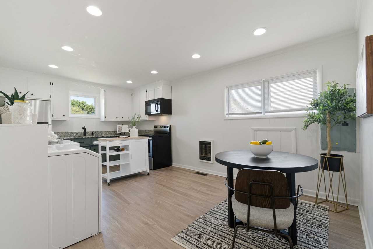 605 Annex Ave - Photo 5 of 35