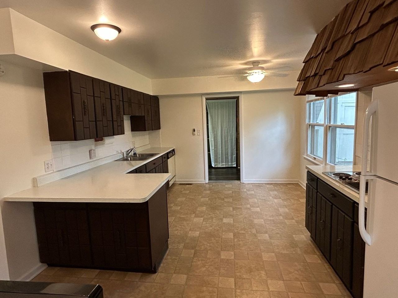 637 W Main St - Photo 2 of 17