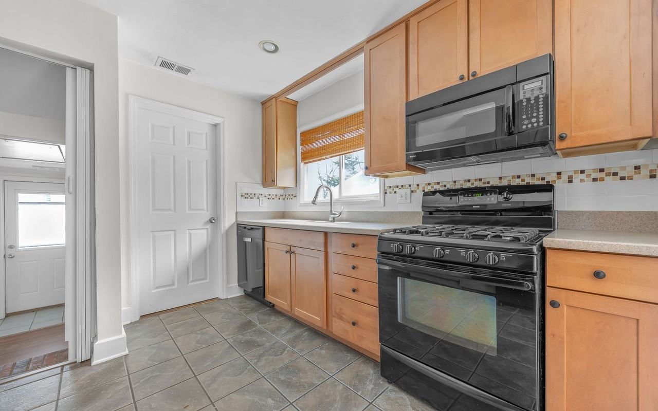 8212 Mona Ave - Photo 3 of 39
