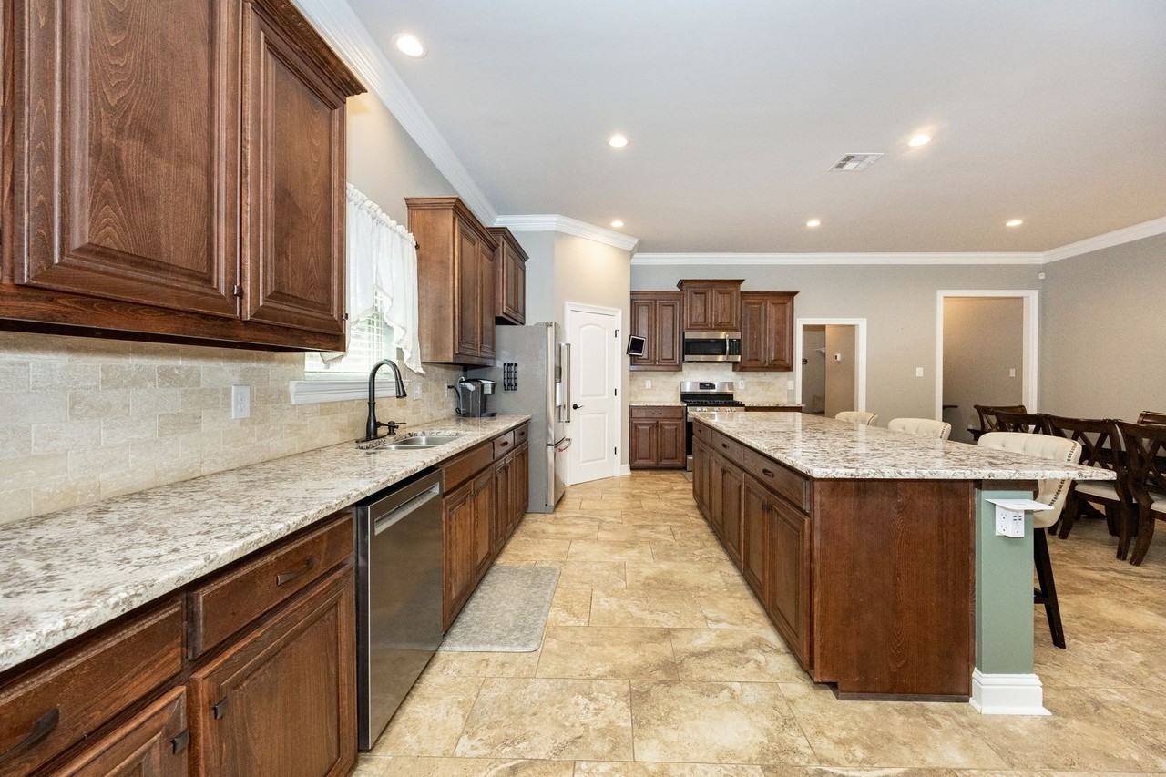 812 Beaumont Dr - Photo 4 of 17