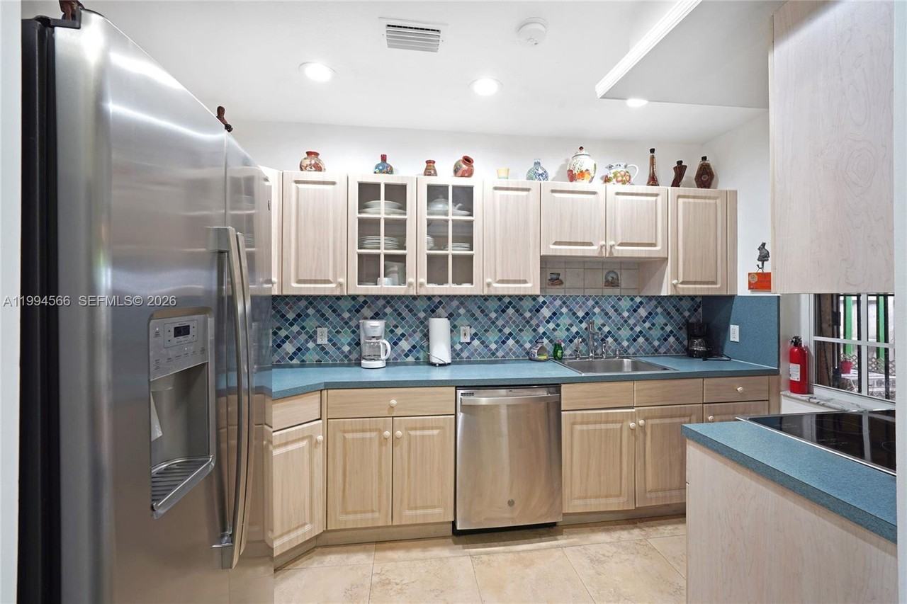 2834 Sw 33rd Ave #NA - Photo 4 of 20