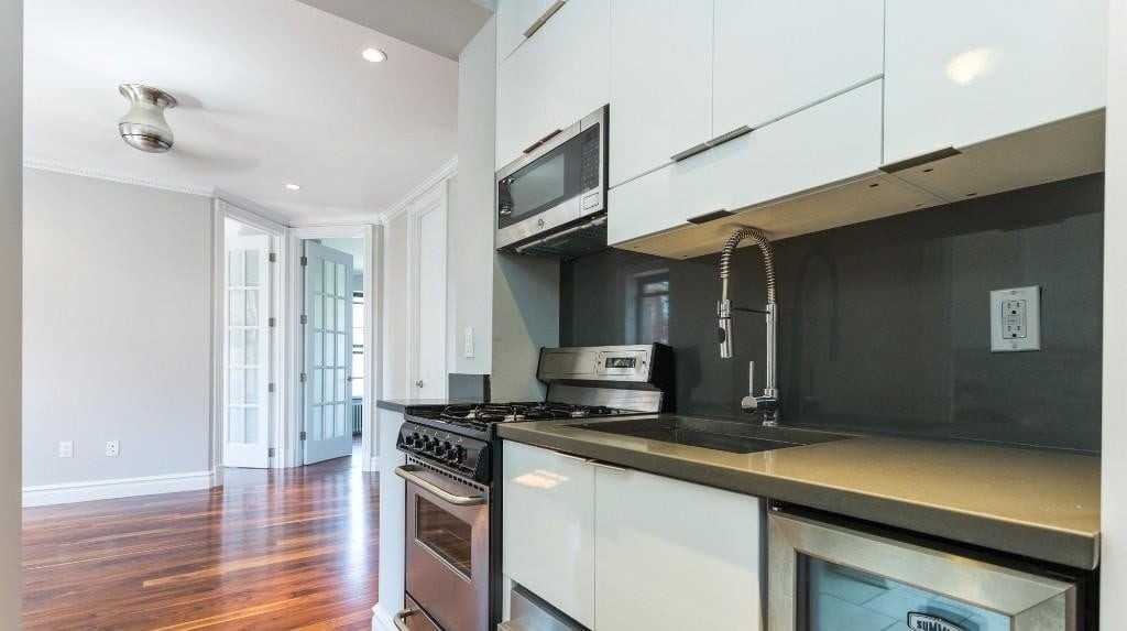 1590 Lexington Ave #18 - Photo 4 of 6