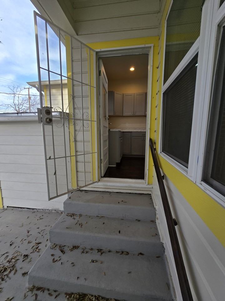 809 Elmwood Dr #1 - Photo 6 of 16