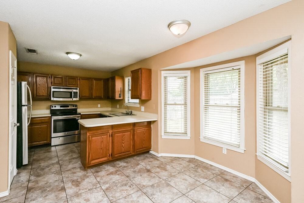 829 Minuteman Dr - Photo 5 of 16