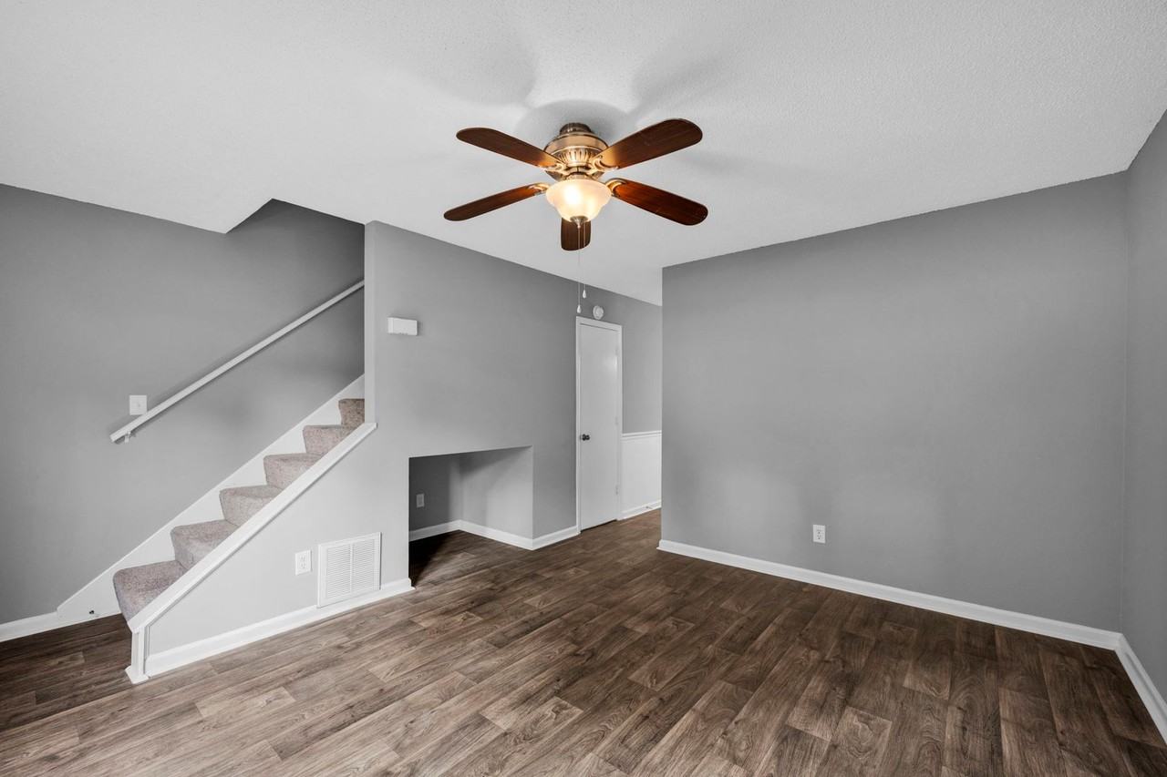 2704 White Oak Ln - Photo 2 of 36