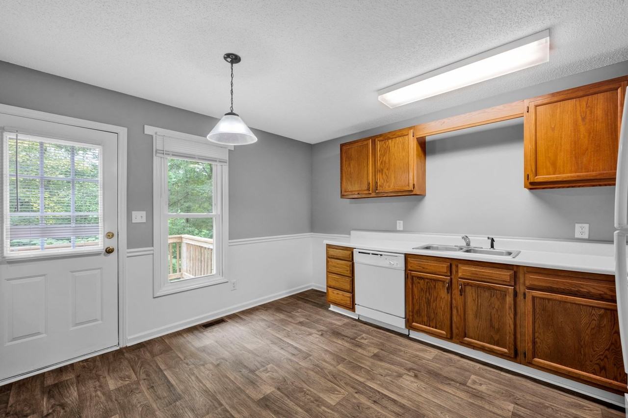 2704 White Oak Ln - Photo 3 of 36