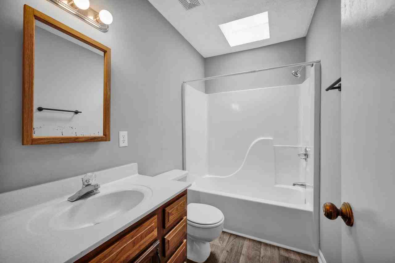 2704 White Oak Ln - Photo 4 of 36