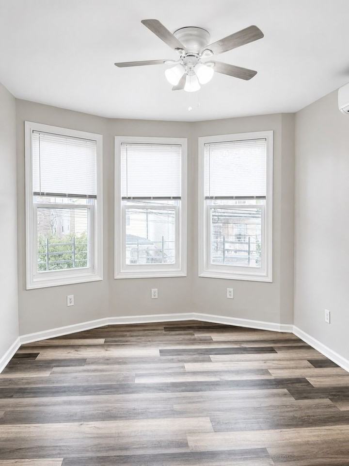 207 Armstrong Ave - Photo 6 of 21