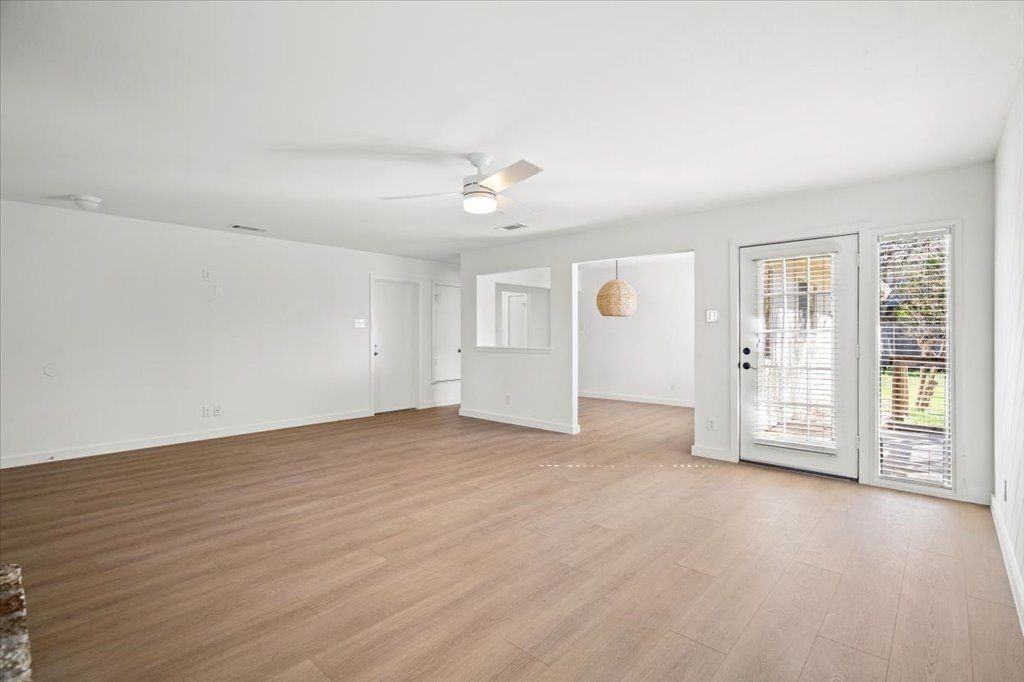 11131 Henge Dr - Photo 3 of 15
