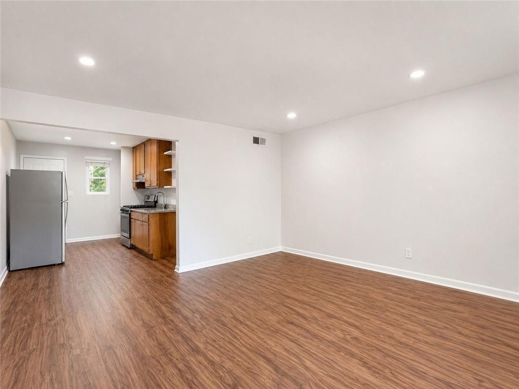 3203 E Point St ##4 - Photo 3 of 18