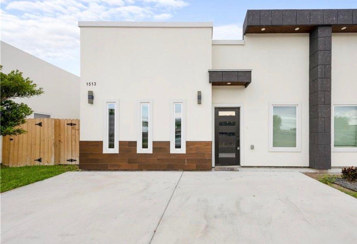 1513 W B St - Photo 2 of 3