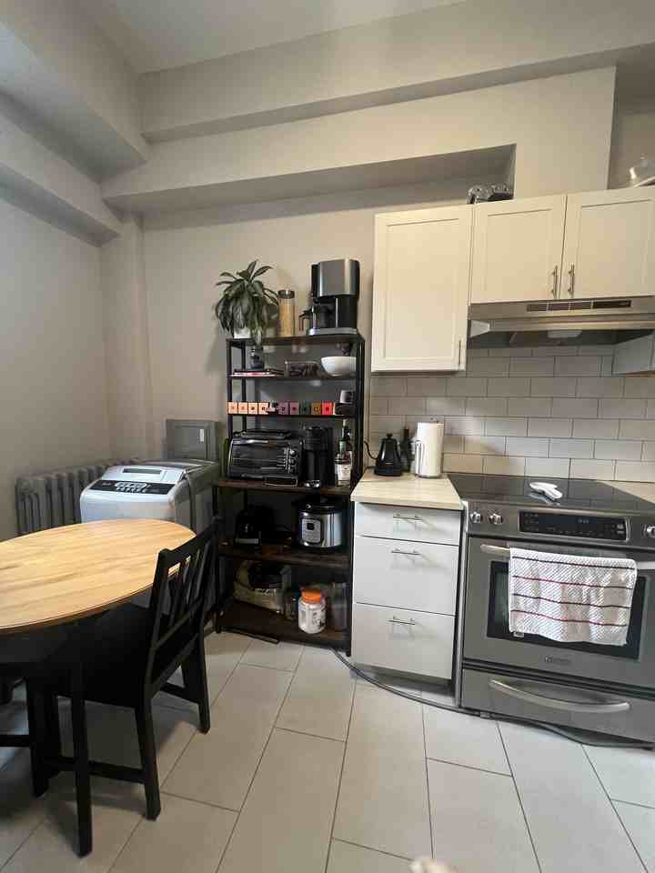 581 College St - Photo 2 of 13