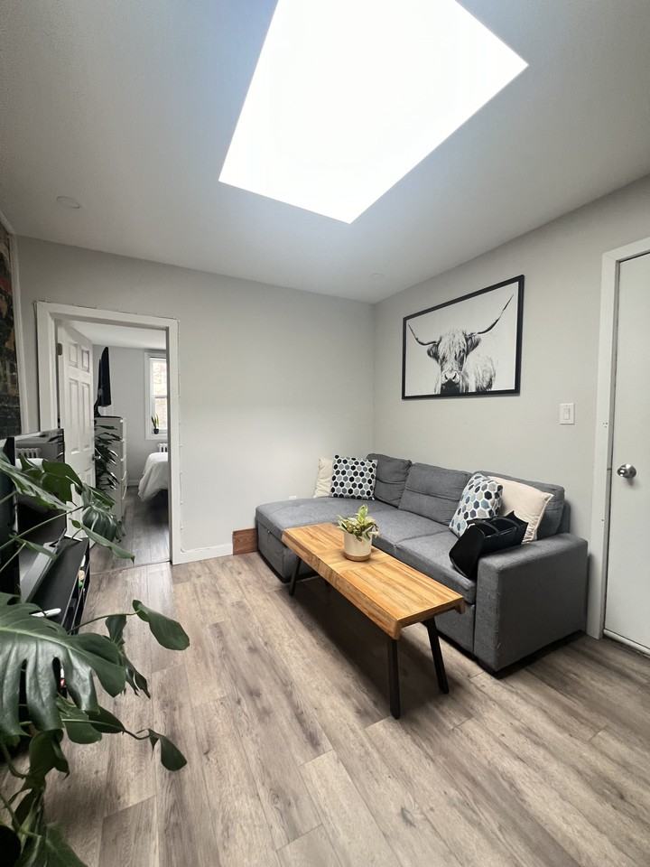 581 College St - Photo 3 of 13