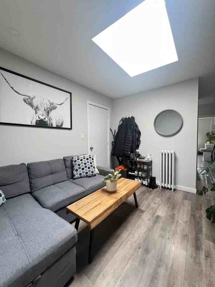 581 College St - Photo 5 of 13