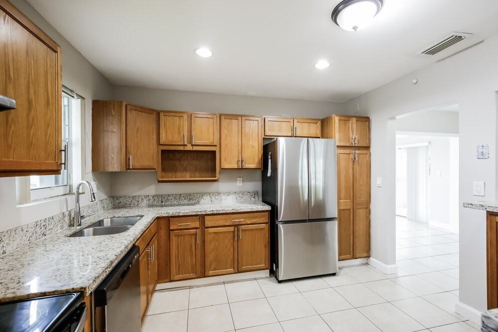 141 Nw 76th Ter - Photo 5 of 16