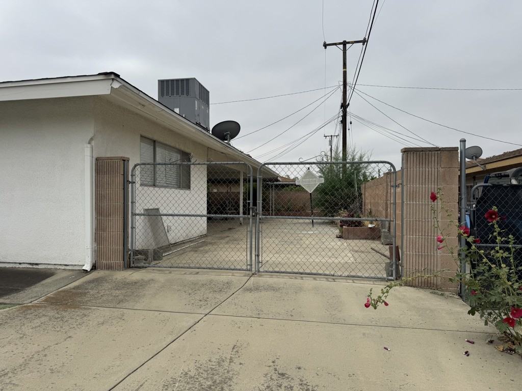 415 S Tahquitz Ave - Photo 3 of 23