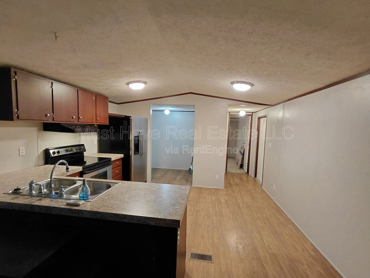 1691 Zebulon Dr - Photo 3 of 8