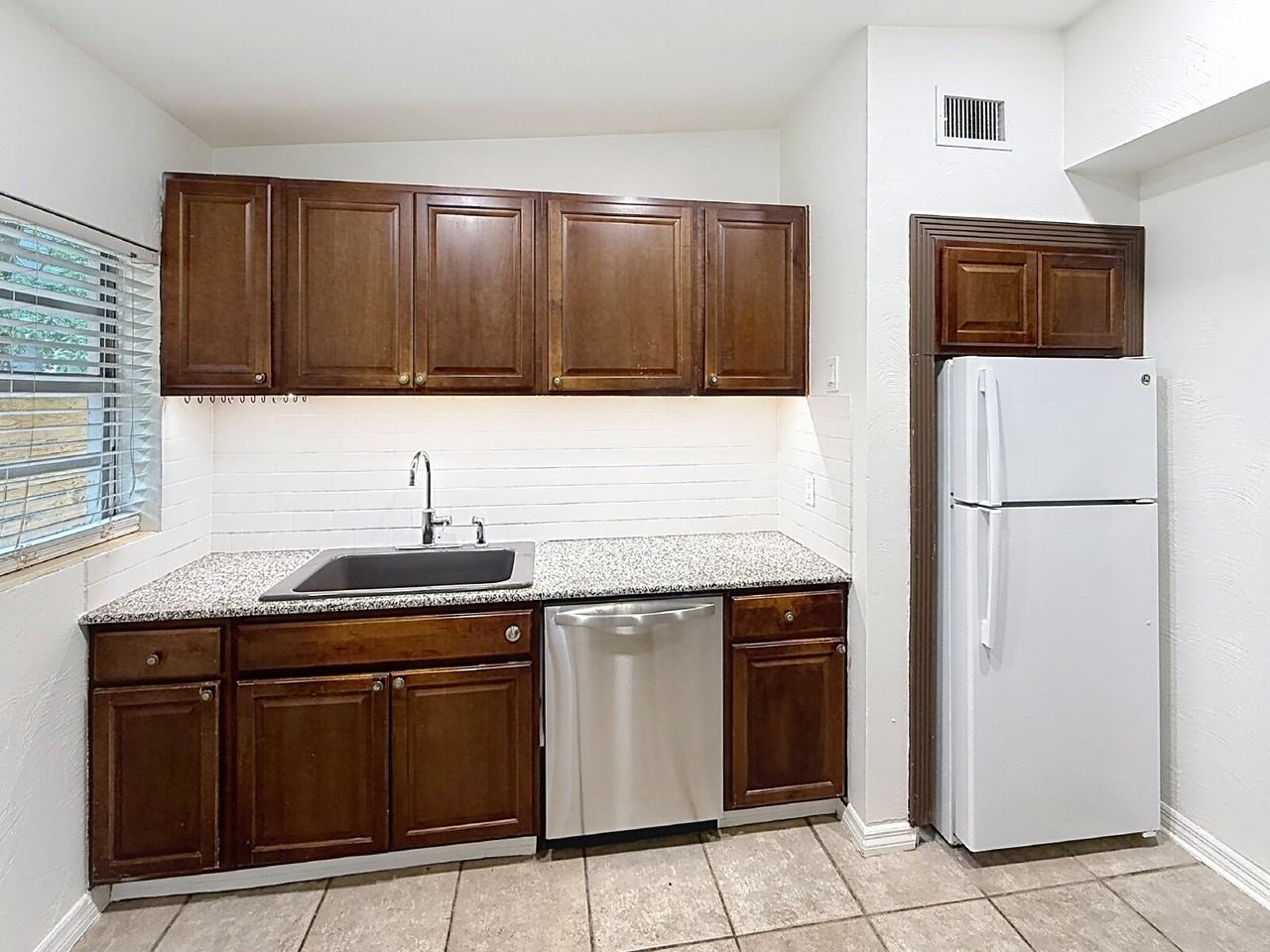 806 E Livingston St - Photo 5 of 14